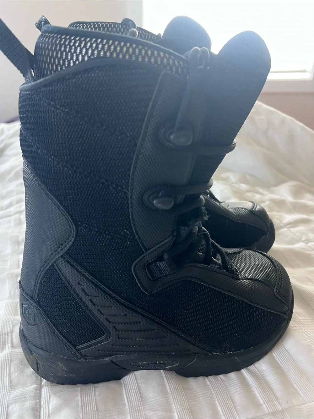 LTD stratus black Snowboard boots - kids size 2 - like new!